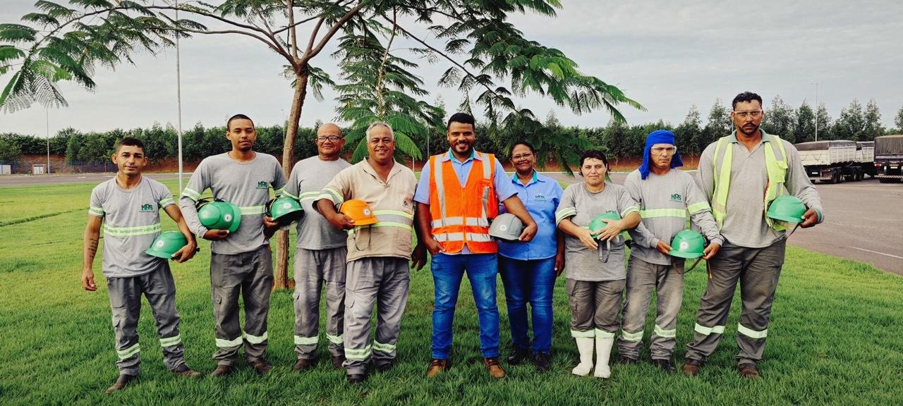 Equipe KRS, nossos colaboradores que trabalham na manutenção de áreas verdes, implantação e serviços em geral