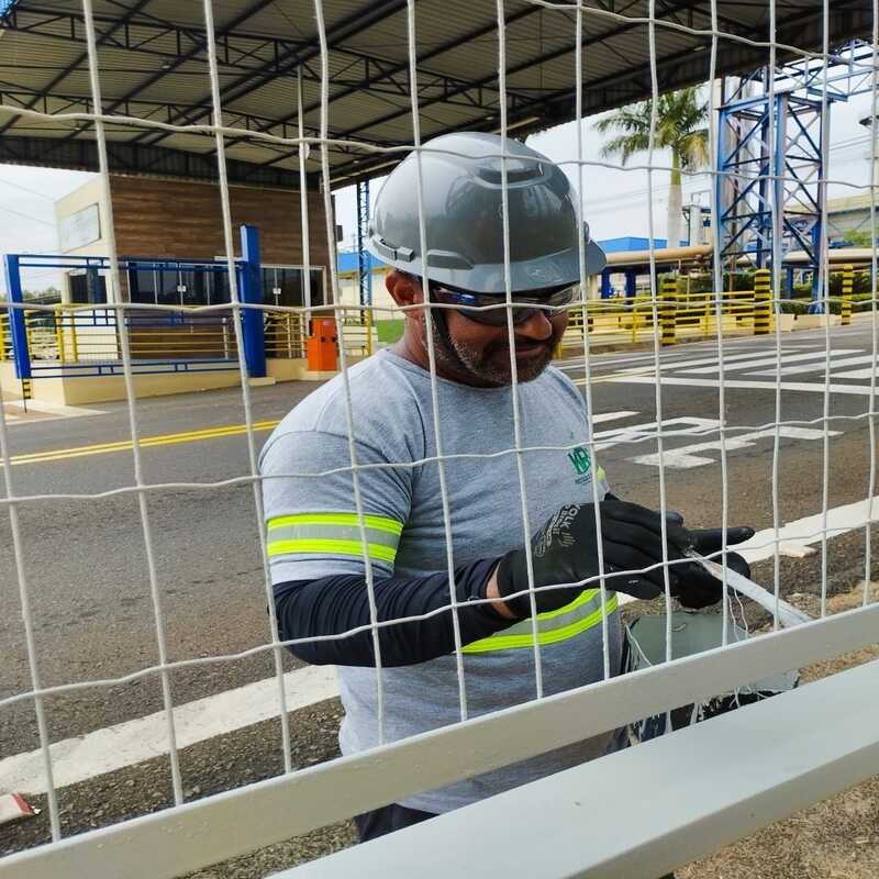 Serviço de manutenção realizado pela equipe KRS em área externa.